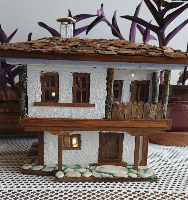 Макет на етно къща с осветление