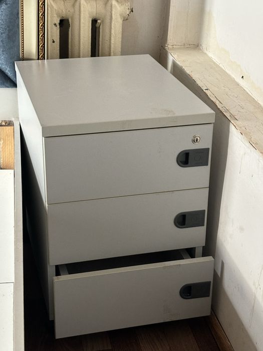 Тумбочки , полки с колесиками