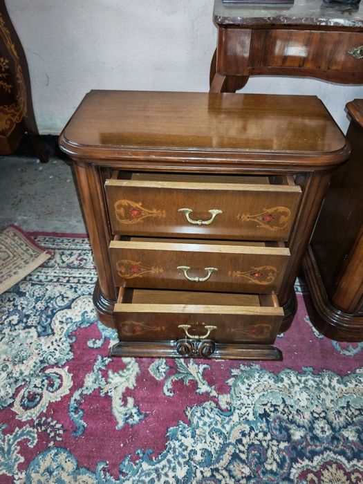 Масивни нощни шкафчета