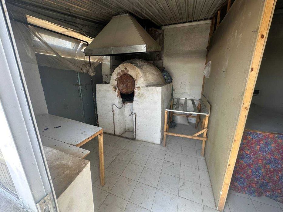 Здание под магазин и пекарню на оживлённой улице