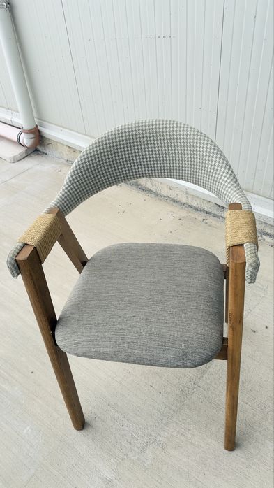 Дървени столове с тапицерия