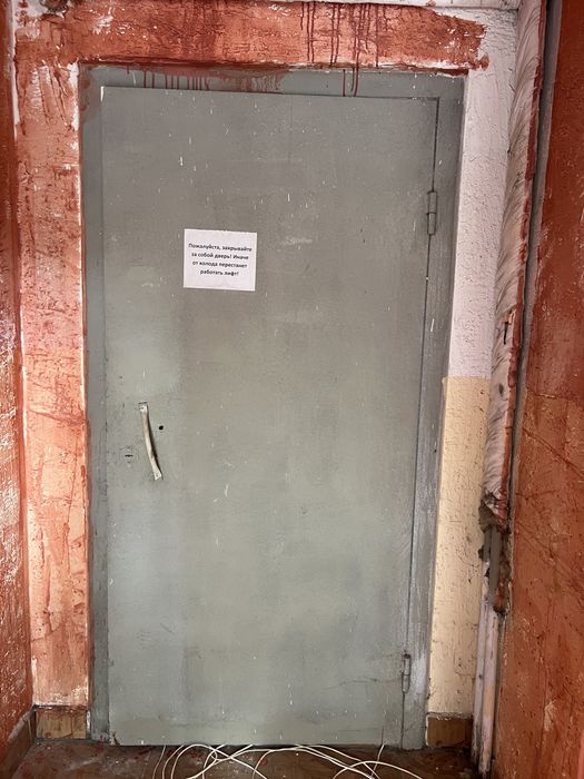 Железная дверь .