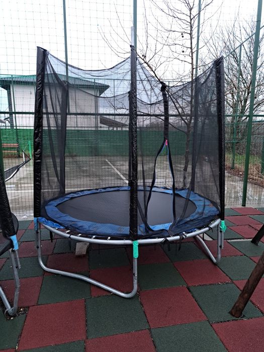 Vând trambulina, în stare buna!
