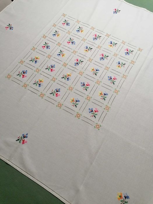 Каре бродирано за маса