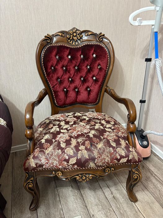 Королевский диван с двумя креслами