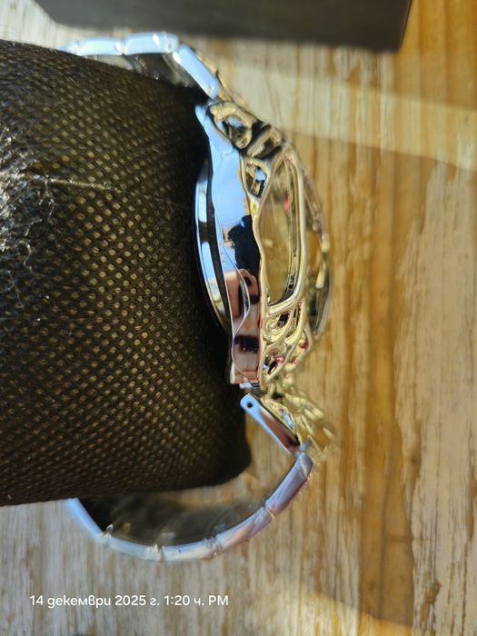 Часовник с цвят на сребро и черен циферблат