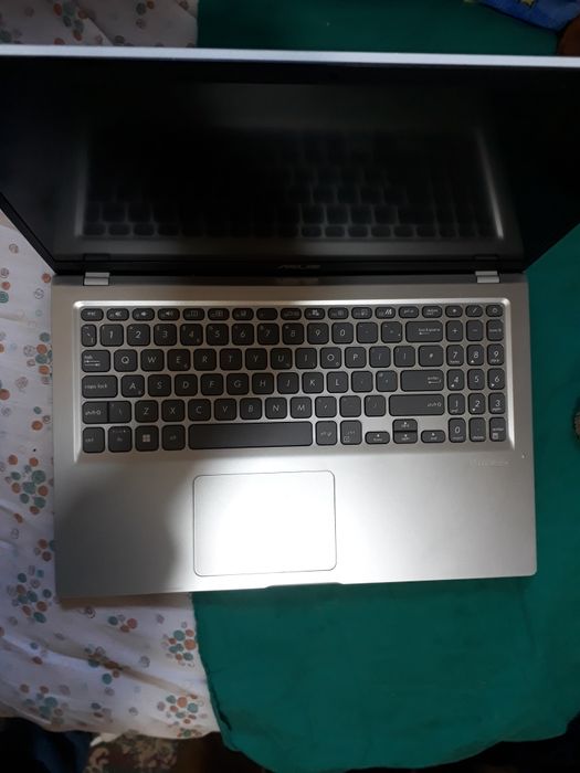 Laptop Asus  cu o mica problema
