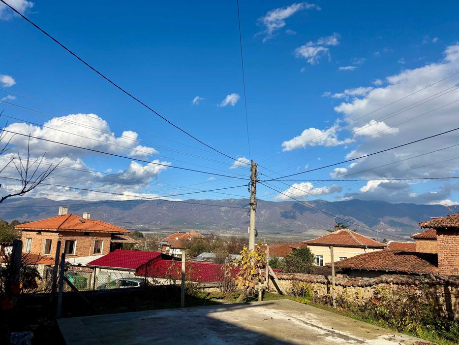 Продавам къща с двор в село Каравелово