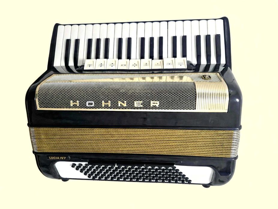 Vând  Acordeon Hohner Lucia 4 P cu  96 basi negru