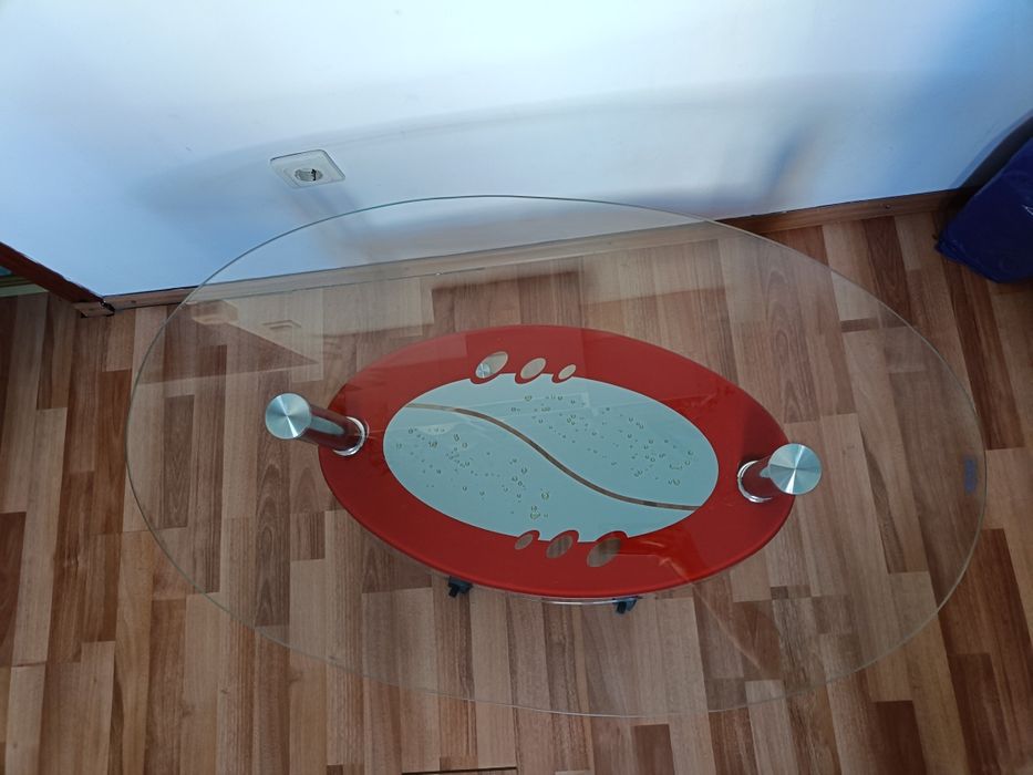 Masa de sticla cu roti care se pot bloca