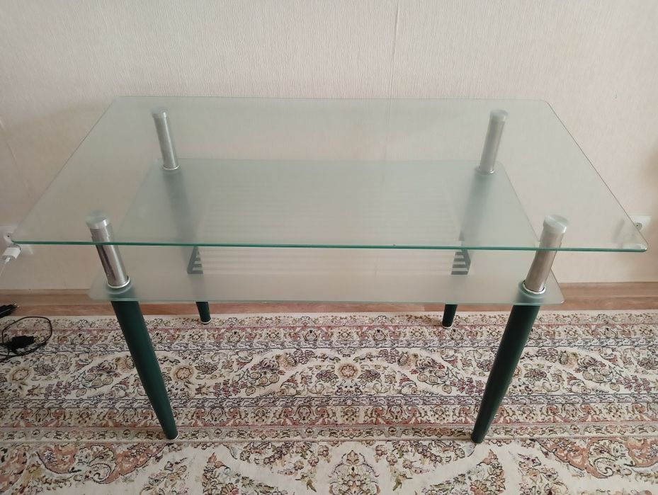 Стеклянный стол.