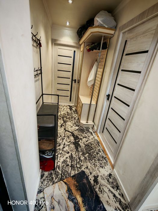 Dom sotiladi 1chi etajda  2xona yevro remont 39kv podvoli bilan