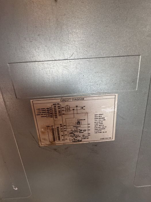 Продавам хладилник Samsung