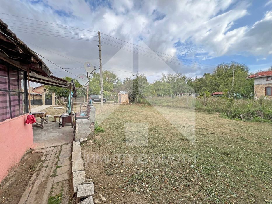 Продава самостоятелна, еднофамилна къща гр. Нови пазар - кв. Нииж.