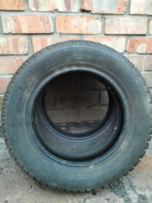 Продам зимние 2 покрышки