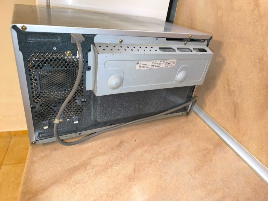 Продавам микровълнова фурна 900 W с грил 1300 W марка Electrolux