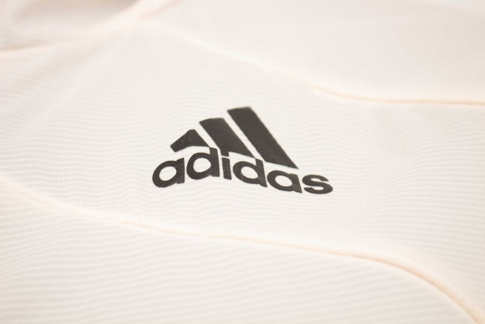 Adidas оригинално дамско яке бежово леко ветровка за бягане XS