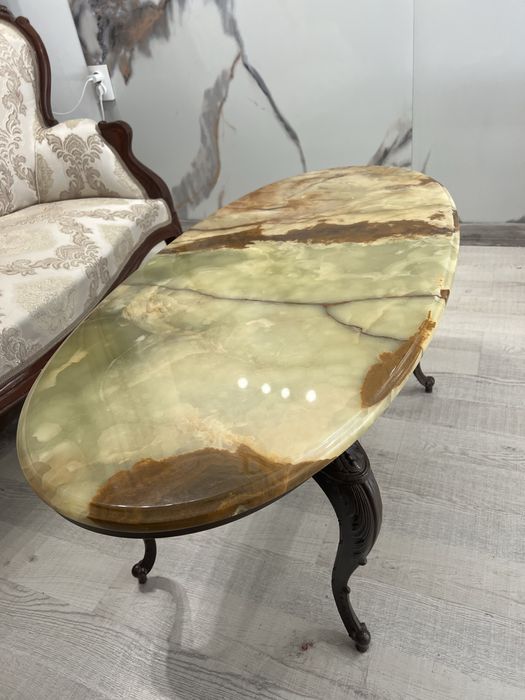 Холна маса с естествен камък оникс