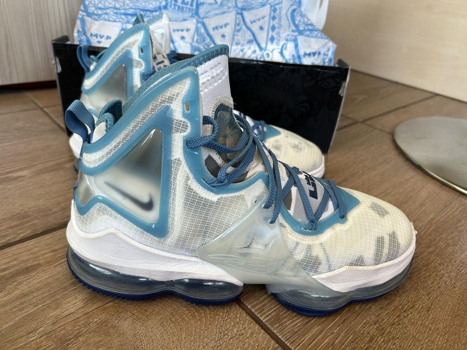 LeBron 19 White/Blue Void/Dutch Blue