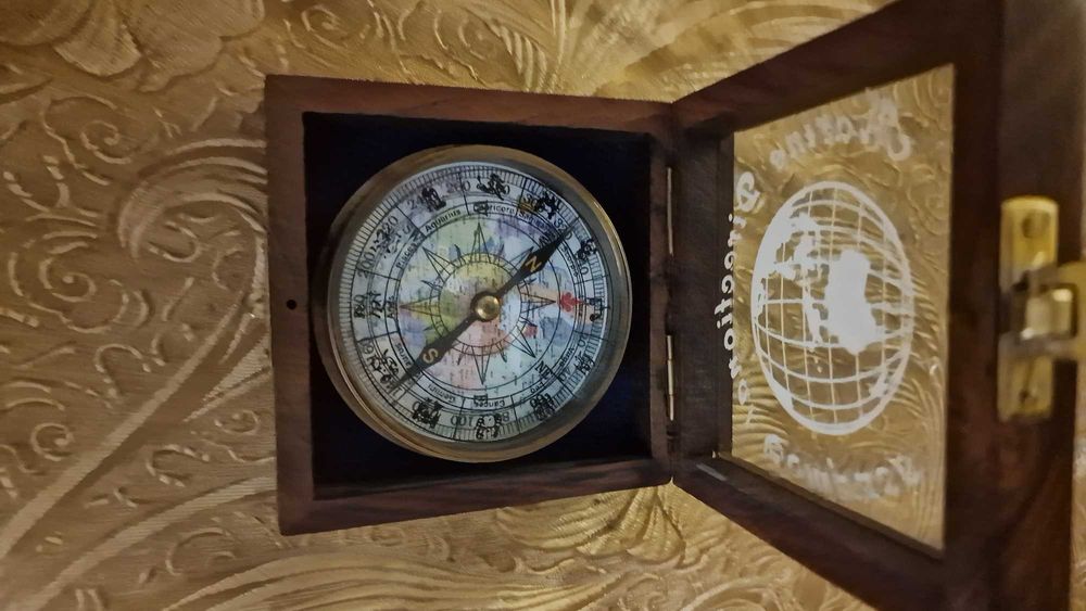 Ретро компас в дървена кутия