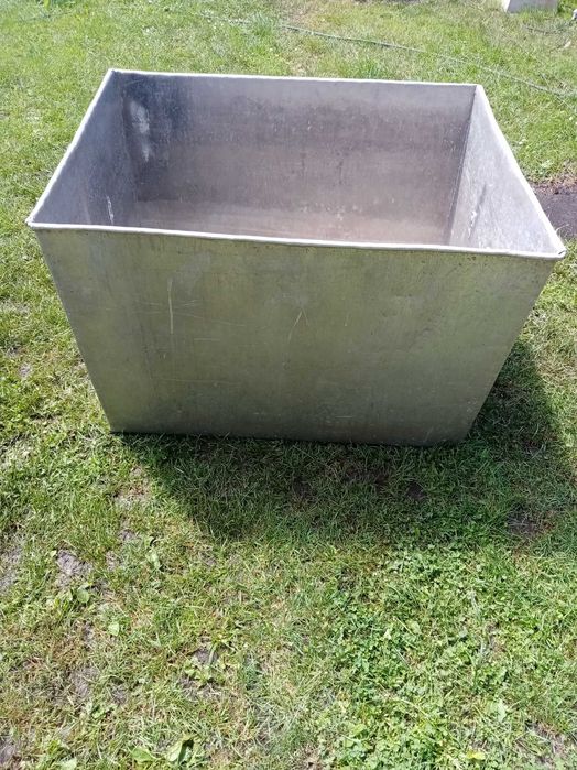 Vând bazin de aluminiu alimentar capacitate 450-470 litri.