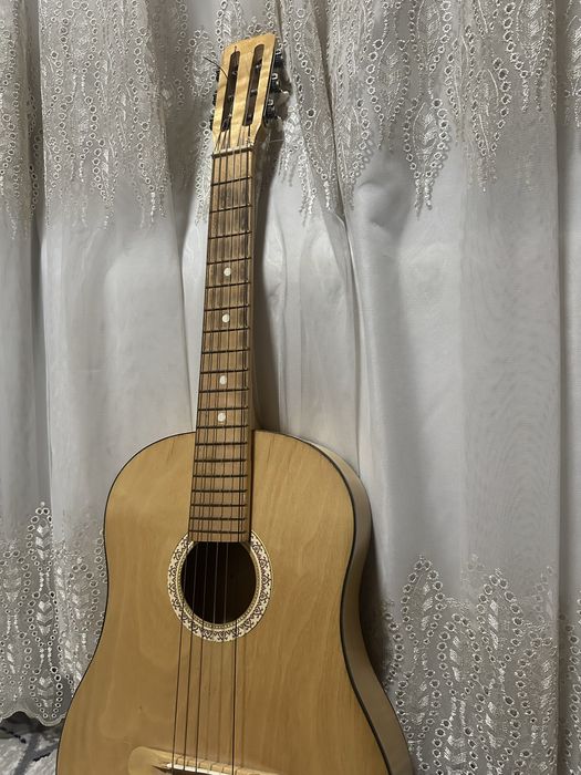 Klassik gitara holati o’rta, linonoviy sim tortilgan.Boshlang’ichlarga