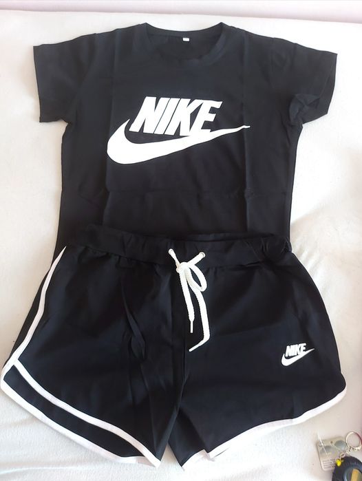 Комплект с къс панталон