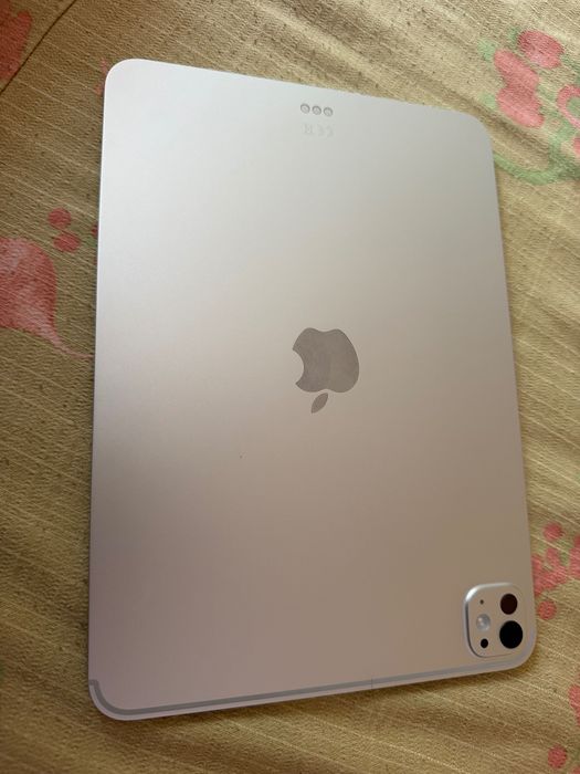 Vând iPad Pro 11” M5, 256 GB Wi-Fi – stare impecabilă