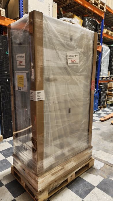 Шкаф APC NetShelter SX 42 unit