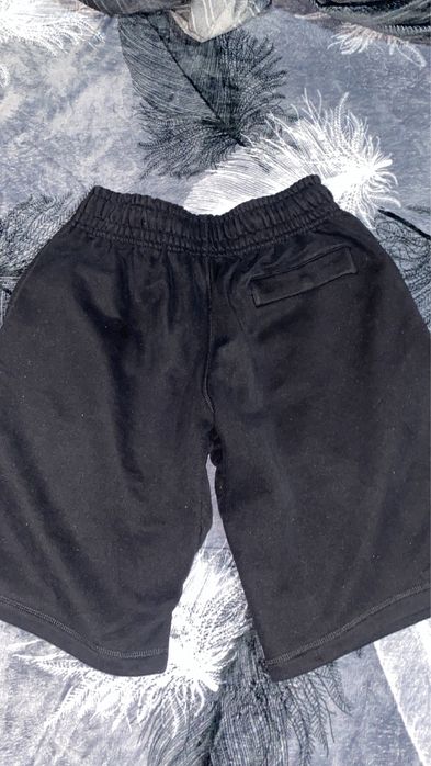 pantaloni negri scurți