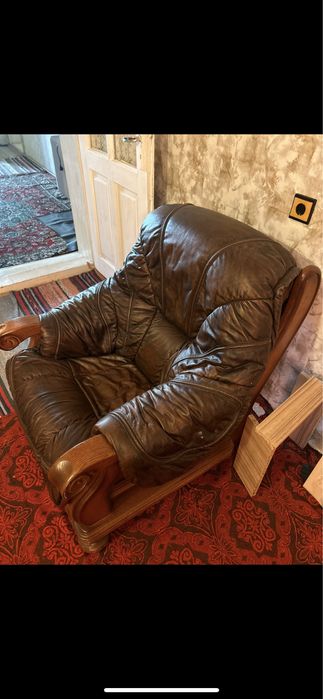 Луксозни кожени фотьойли от масивно дърво – 2 бр.,