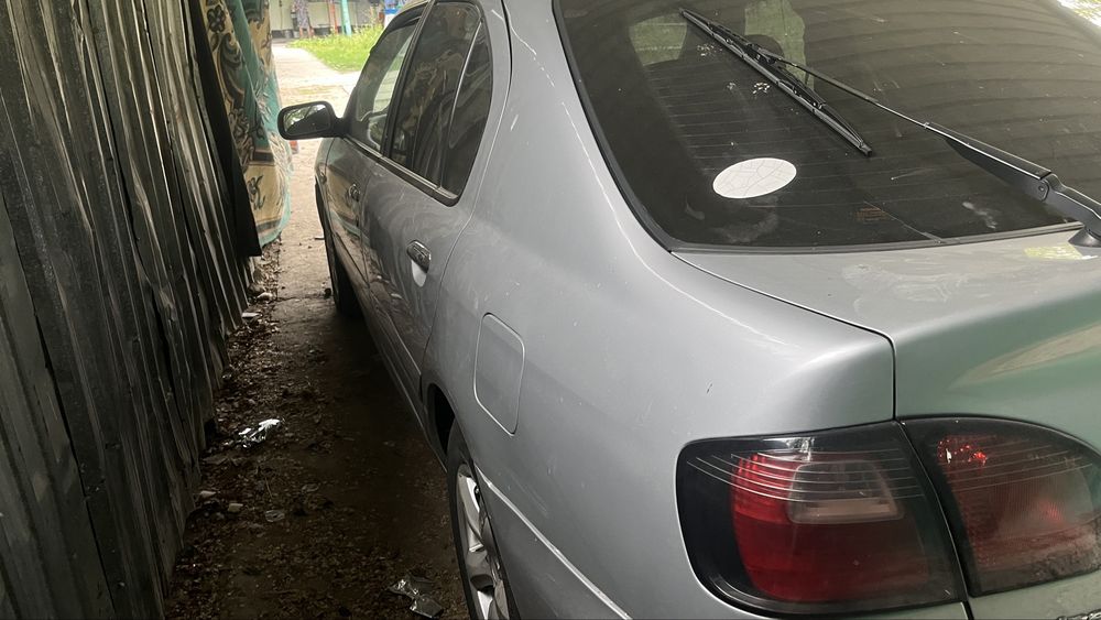 Машина Nissan Primera,