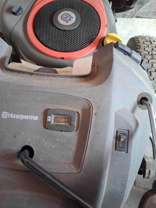 Tractoras tuns gazon Husqvarna