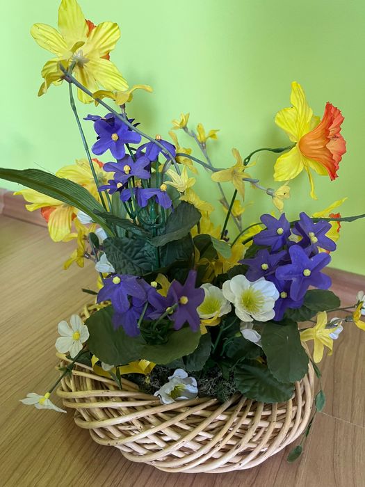 Саксии и вазички с изкуствени цветя лот за 35 лв.