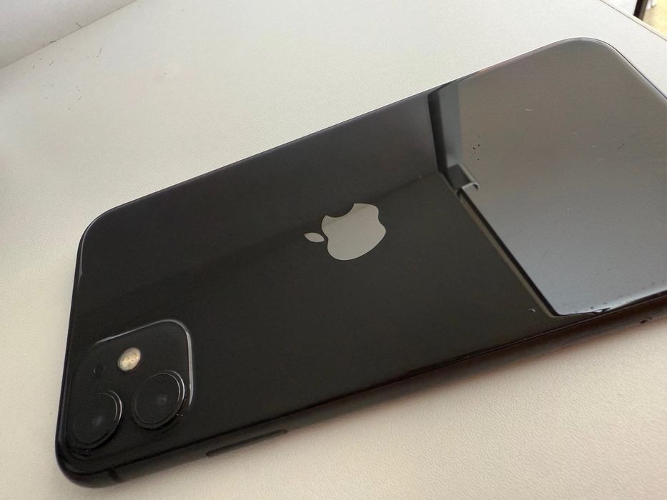 Продам айфон 11 на 64 гб