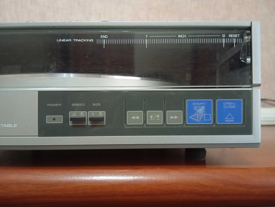 Продам редкий  тангенциальный проигрыватель винил дисков REALISTIC.