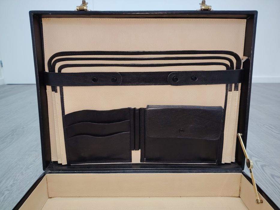 Servietă de piele neagră cu cifru