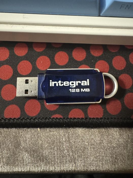 Редкая винтажная флешка Integral 128MB USB 2.0 (2005)