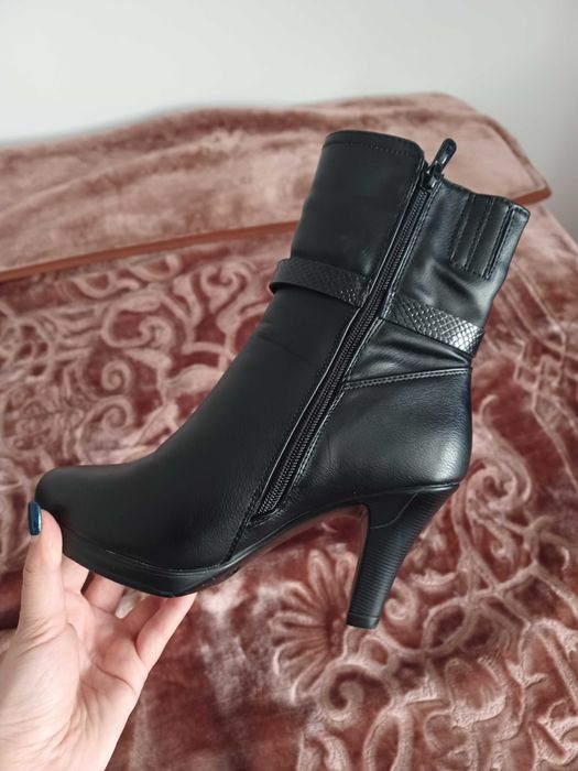 Дамски боти с ток