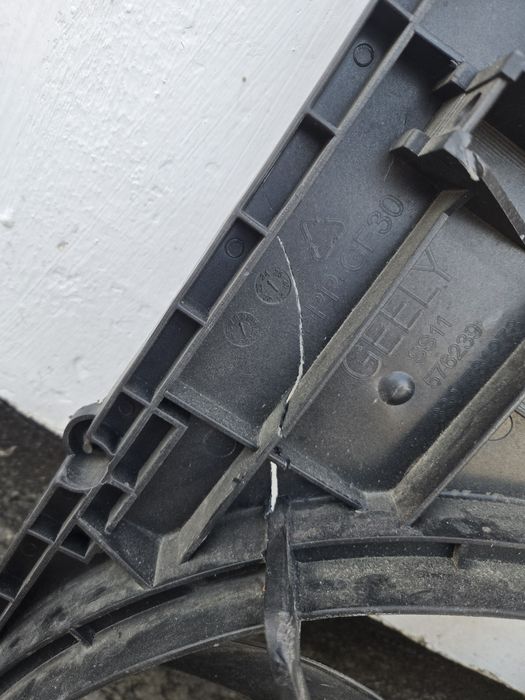 Диффузор радиатора с вентилятором. На Geely Emgrand.