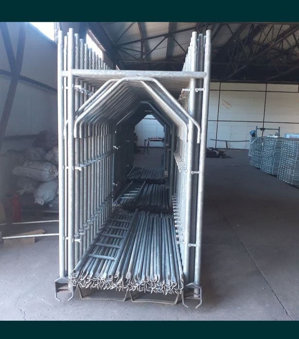 Schelă metalică de fațadă