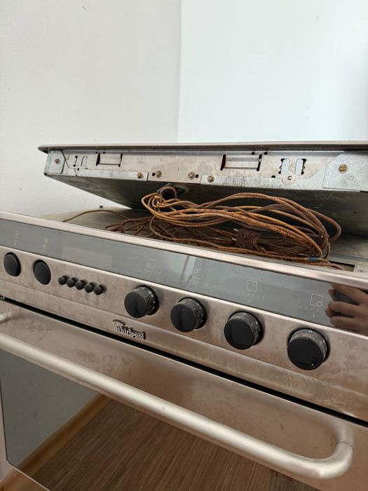 Фурна за вграждане Whirlpool с плот с 4 котлона