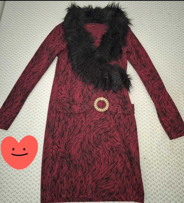 Rochie roșie căptușită cu blăniţă și curelușă aurie - mărime S