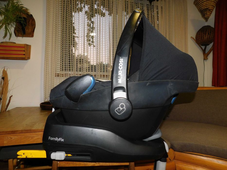 Scoica Maxi Cosi Pebble + bază Isofix FamilyFix
