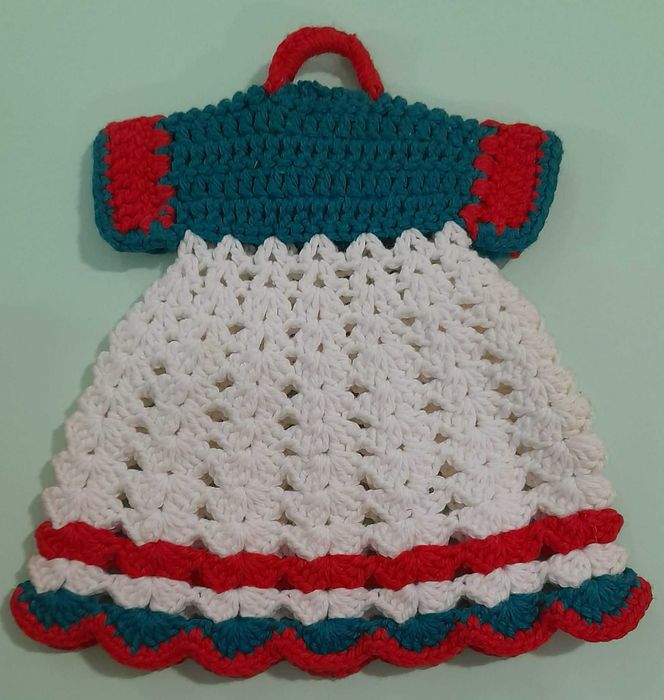 Ръчно плетена рокличка за кукла