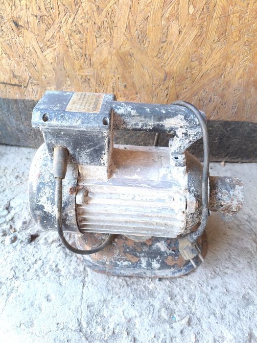 Продам вибратор глубинный.