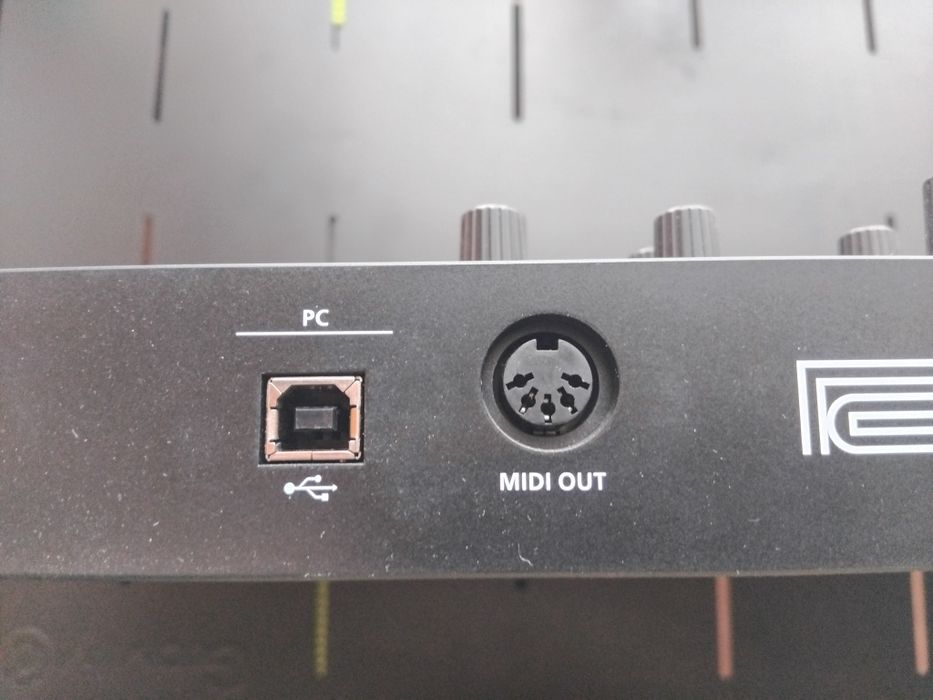 Se vinde consolă roland dj 202