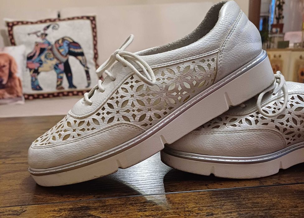 Дамски перфорирани обувки