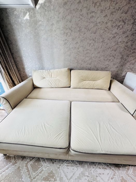 Двухместный диван в хорошем состоянии