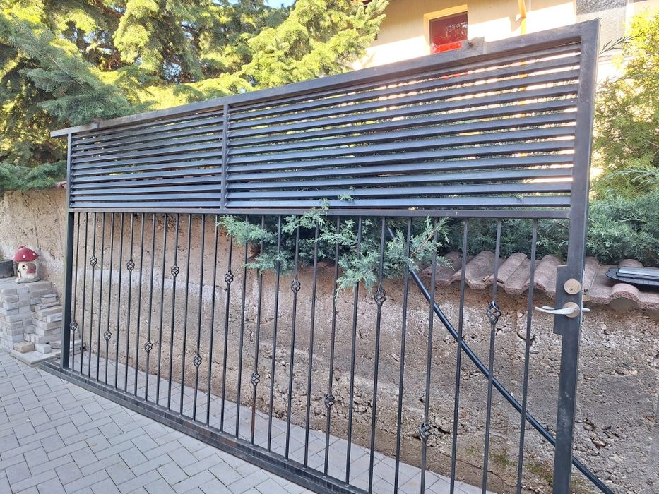 Метална плъзгаща врата